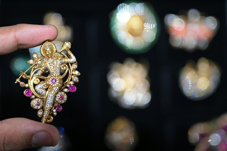 Une broche incrustée de pierres précieuses réalisées entièrement conçue par IA par la start-up indienne, lors du sommet sur l'intelligence artificielle à New Delhi, le 17 février 2026 © Arun SANKAR