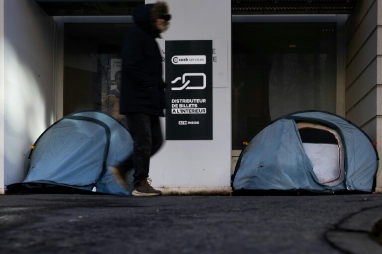 Des tentes de sans-abri dans une rue à Paris, le 2 février 2026 © JOEL SAGET