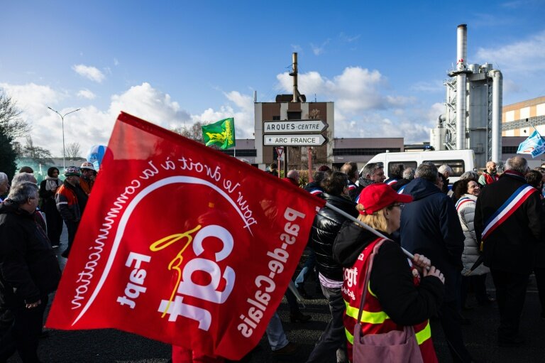Rassemblement de salariés de l'entreprise en difficulté Arc, le 16 février 2026 à Arques dans le Pas-de-Calais © Sameer Al-DOUMY