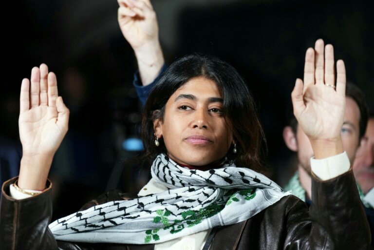 La députée européenne LFI, Rima Hassan (c), lors d'un rassemblement à Paris, le 8 octobre 2025 © Dimitar DILKOFF