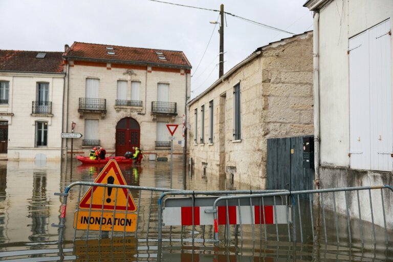 Des sauveteurs en barque dans une rue inondée après la crue de la Charente à Saintes, le 18 février 2026 en Charente-Maritime © ROMAIN PERROCHEAU