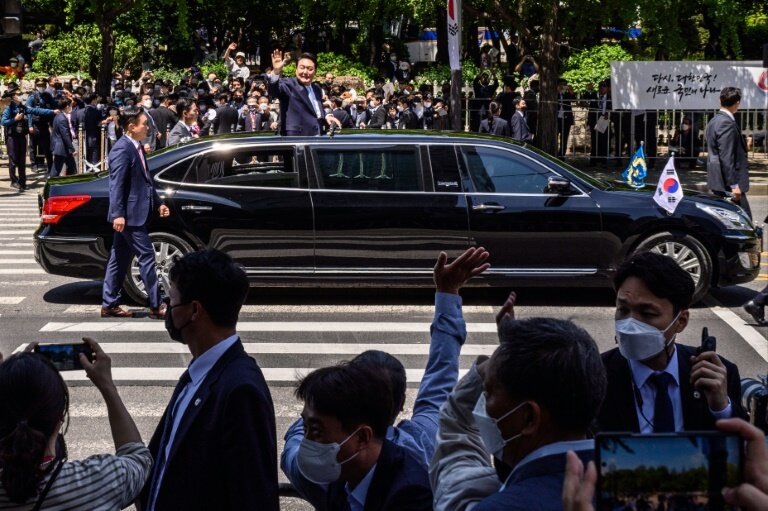 Le président sud-coréen Yoon Suk Yeol salue la foule le jour de sa prise de fonctions, le 10 mai 2022 à Séoul © ANTHONY WALLACE
