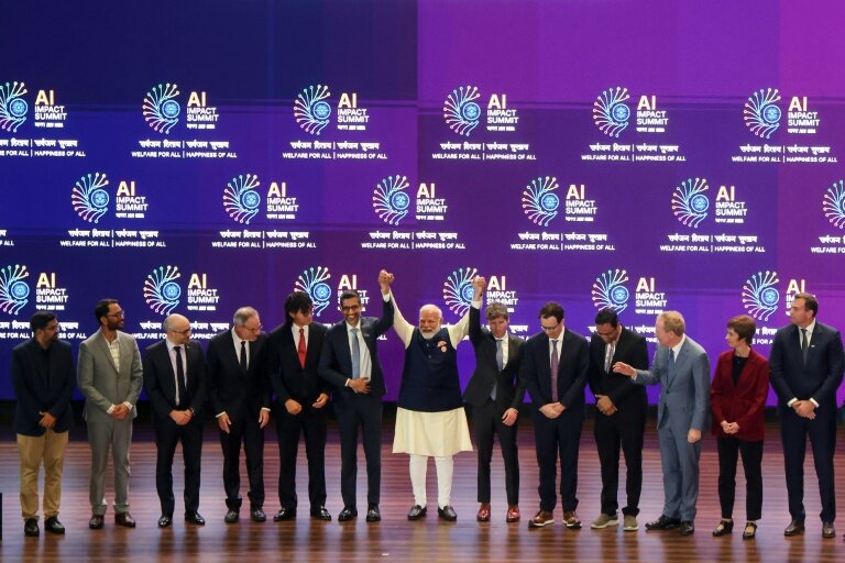 Le Premier ministre indien Narendra Modi (c) et des dirigeants d'entreprises spécialisées en intelligence artificielle lors du Sommet sur l'impact de l'IA à New Delhi, le 19 février 2026 © Ludovic MARIN