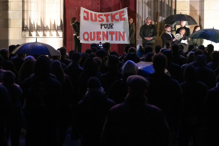 Une cérémonie d’hommage lors d’un rassemblement en soutien au militant d’extrême droite Quentin Deranque, à Nantes, le 18 février 2026 © Sebastien Salom-Gomis