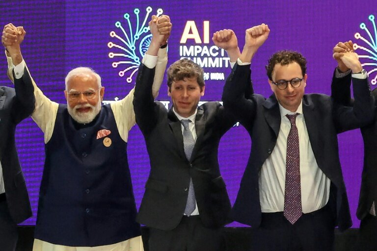 Le Premier ministre indien Narendra Modi (gauche) pose pour une photo de groupe avec des dirigeants d’entreprises d’IA, dont le PDG d’OpenAI Sam Altman (centre) et le PDG d’Anthropic Dario Amodei (droite), lors du sommet dédié à l'IA à New Delhi, le 19 février 2026. © Ludovic MARIN