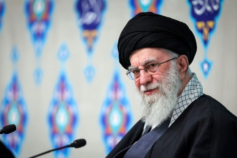 Photo fournie par le bureau du guide suprême iranien Ali Khamenei le montrant lors d'un rassemblement religieux à Téhéran le 19 février 2026 © Handout
