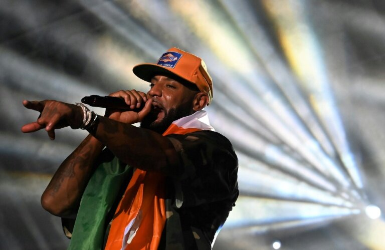 Le rappeur français Booba sur la scène du Festival des Musiques Urbaines d'Anoumabo, à Abidjan, le 30 avril 2023 en Côte d'Ivoire © Issouf SANOGO