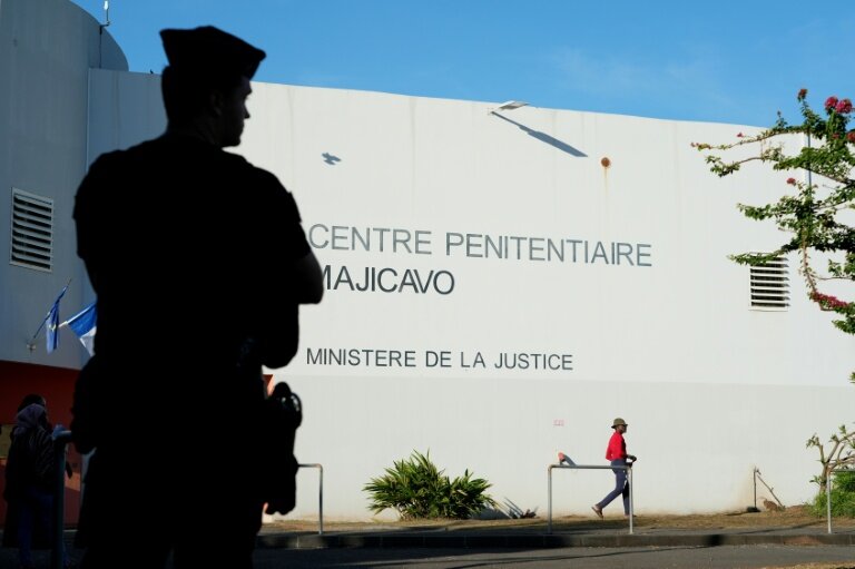 Un policier devant le centre pénitentiaire de Majicavo, sur la commune de Koungou, à Mayotte, le 23 février 2026 © Marine GACHET