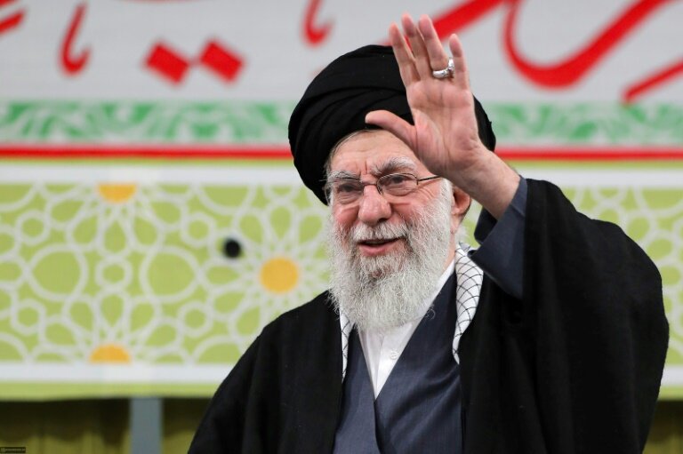 Photo diffusée par le bureau du Guide suprême iranien, l'ayatollah Ali Khamenei, le montrant en train de saluer à Téhéran le 1er février 2026 © -