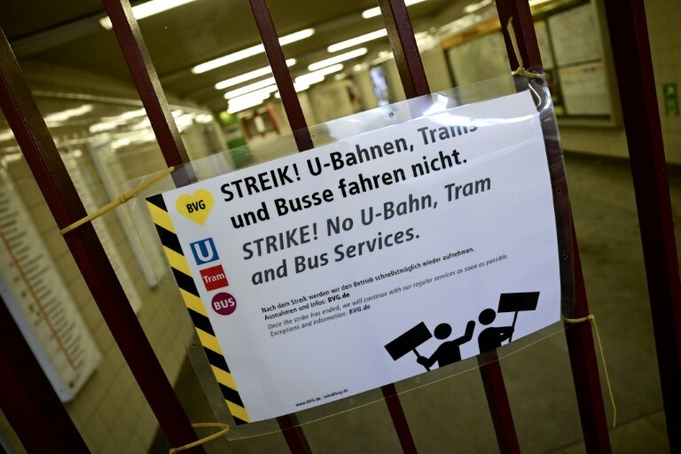Une affiche annonce une grève générale des transports publics à l'entrée de la station de métro Alexanderplatz à Berlin, le 2 février 2026 © John MACDOUGALL
