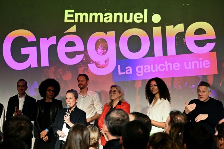 Lucie Castets (c), ex-candidate de la gauche à Matignon, lors d'une réunion de la Gauche unie à Paris, le 14 janvier 2026 © Martin LELIEVRE