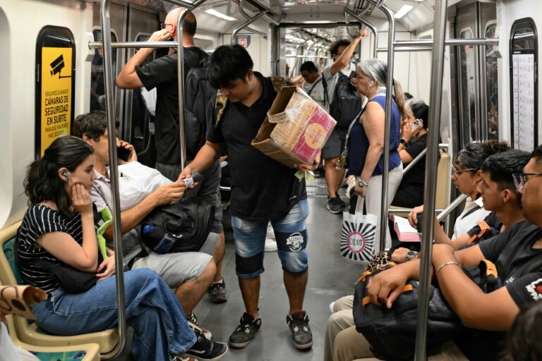 Un vendeur de sacs poubelle dans le métro de Buenos Aires, le 10 février 2026 © Luis ROBAYO