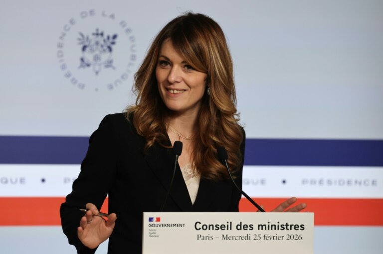 La porte-parole du gouvernement, Maud Bregeon, en conférence de presse, le 25 février 2026 à Paris © Ludovic MARIN