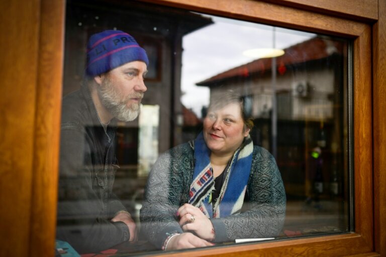 Anne Dupal et son époux Christian Rudnicki la fenêtre de leur boulangerie éLe Françaisé à Bansko, le 13 février 2026, en Bulgarie © Nikolay DOYCHINOV