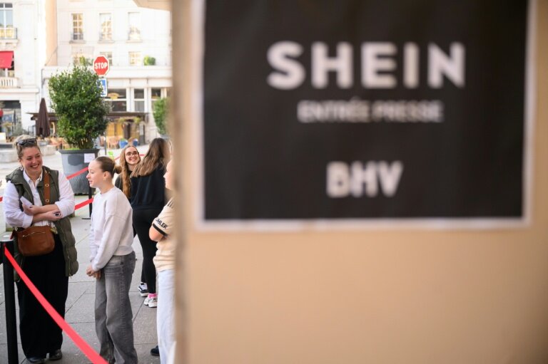 Quelques clients attendent pour entrer au nouveau magasin Shein au BHV d'Angers, le 25 février 2026 © Loic VENANCE
