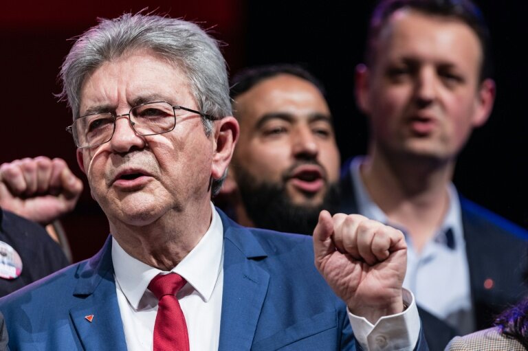Le fondateur de La France Insoumise (LFI), Jean-Luc Mélenchon, lève le poing lors d'un meeting électoral en soutien au député David Guiraud, candidat aux élections municipales à Roubaix, dans le nord de la France, le 31 janvier 2026 © Sameer Al-DOUMY