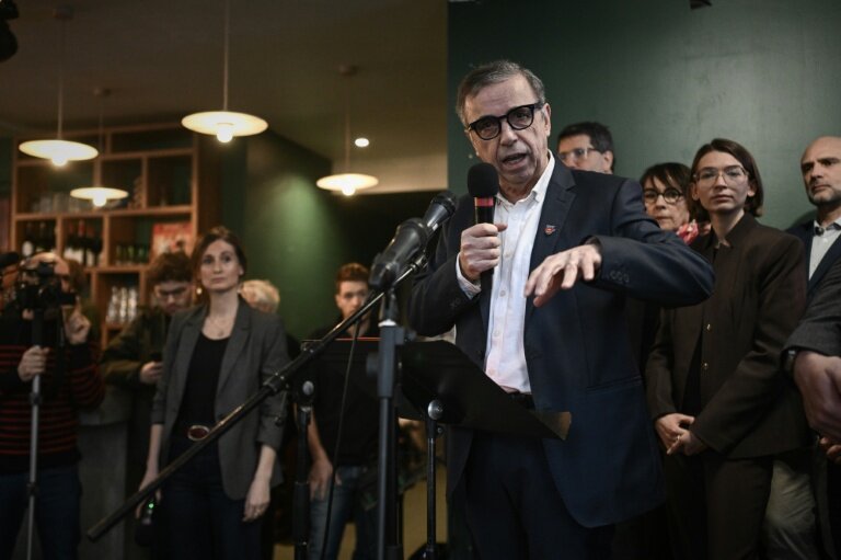 Le maire écologiste Pierre Hurmic (c), candidat à sa réélection, lors du lancement de sa campagne pour les muncipales, le 9 janvier 2026 à Bordeaux © Philippe LOPEZ