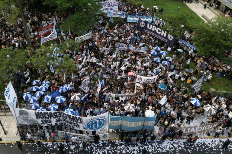 Manifestation contre une réforme du travail promue par le président argentin Javier Milei devant le palais de justice de Buenos Aires, le 24 février 2026 © JUAN MABROMATA