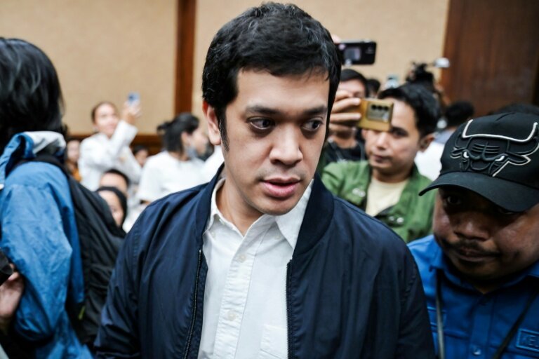 Muhammad Kerry Adrianto Riza, ancien directeur adjoint chez Pertamina et fils de l'homme d'affaires Riza Chalid, arrive au tribunal de Jakarta, le 26 février 2026 en Indonésie © BAY ISMOYO