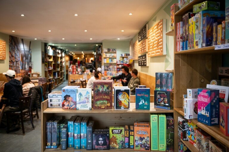 Joueurs et jeux de société dans un bar dédié à Paris le 21 mai 2025 © Leo VIGNAL