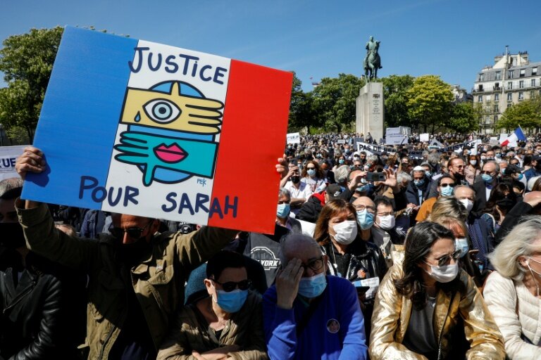 Une pancarte "Justice for Sarah" lors d'un rassemblent place du Trocadéro à Paris, le 25 avril 2021, pour réclamer justice pour le meurtre de Sarah Halimi en 2017 © GEOFFROY VAN DER HASSELT