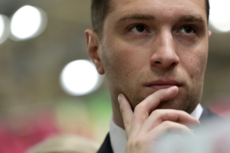 Le président du Rassemblement National (RN), Jordan Bardella, observe les lieux lors de sa visite au Salon de l'Agriculture, à Paris, le 26 février 2026 © Ludovic MARIN
