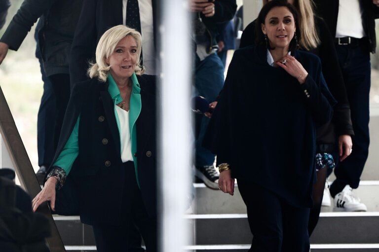 La cheffe de file du RN Marine Le Pen (G) et la députée RN du Var candidate à la mairie de Toulon, Laure Lavalette, le 28 février 2026 à Toulon © Thibaud MORITZ