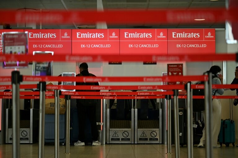 Un comptoir d'enregistrement de la compagnie Emirates à l'aéroport international de Gatwick, au sud de Londres, le 28 février 2026 © Ben Stansall