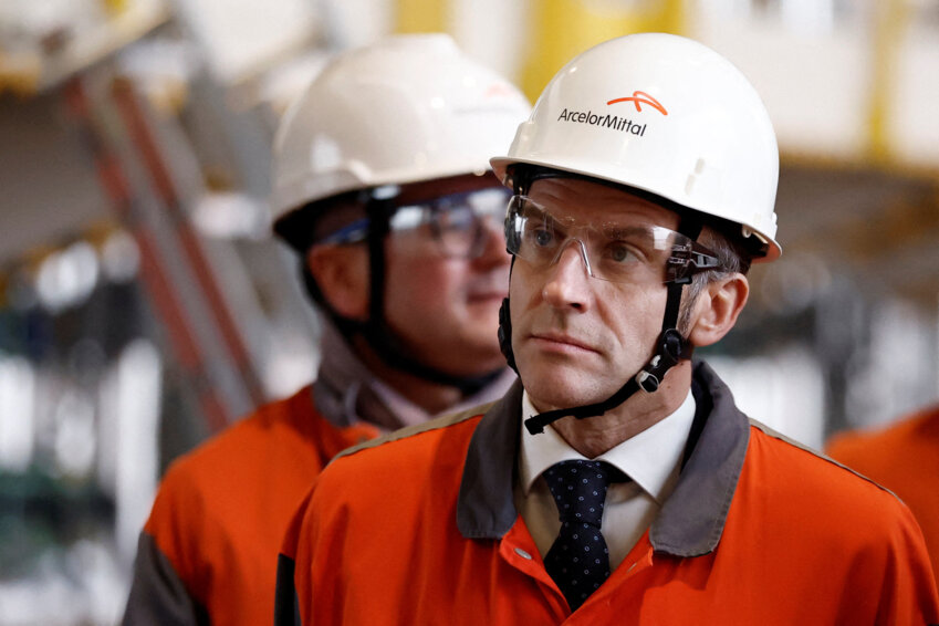 La direction d'ArcelorMittal a confirmé mardi en présence d'Emmanuel Macron la construction sur son site de Dunkerque de son plus gros four électrique en Europe © AFP