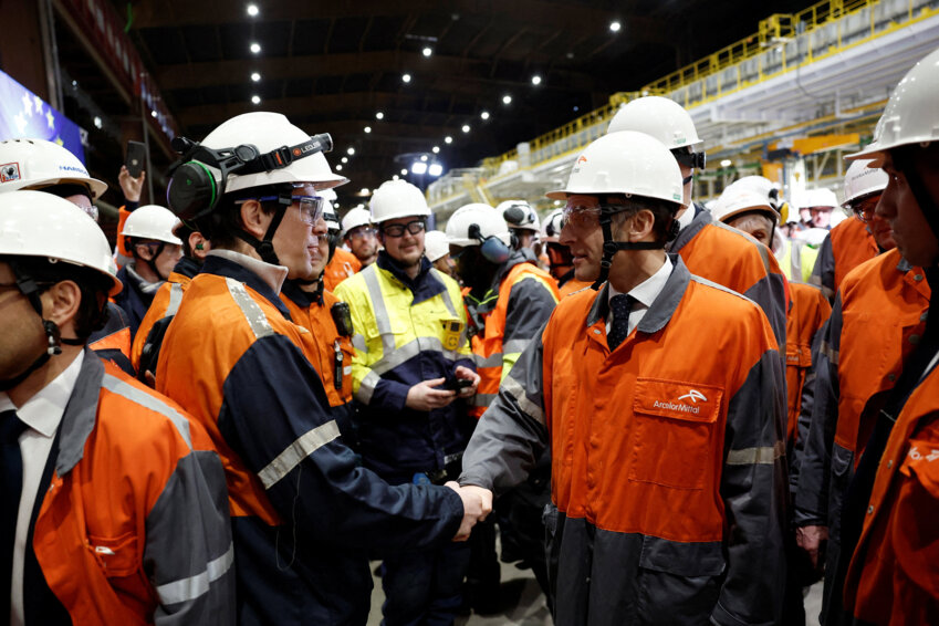 Emmanuel Macron en visite chez ArcelorMittal, mardi 10 février 2026. ©  AFP