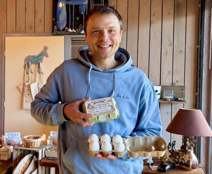 © Savonnière du Moulin. Mathieu Joly et sa fameuse boîte de six oeufs d'ânesse