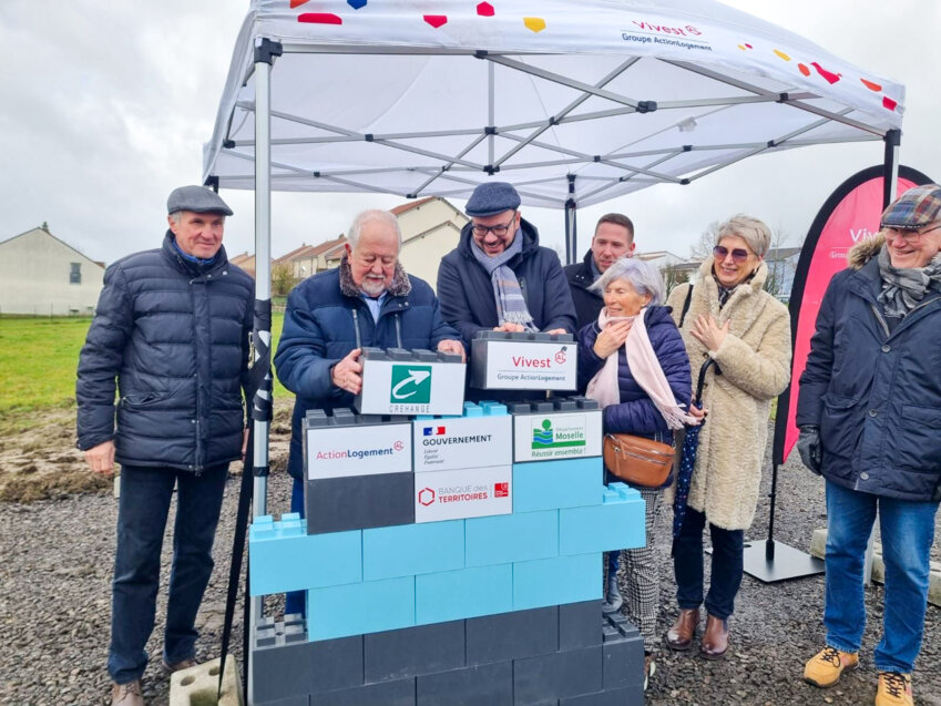 © Vivest. La première pierre a été posée en présence de François Lavergne, maire de Créhange, de Celian Boileau, architecte du projet, et de Damien Tourneur, directeur général adjoint de Vivest.