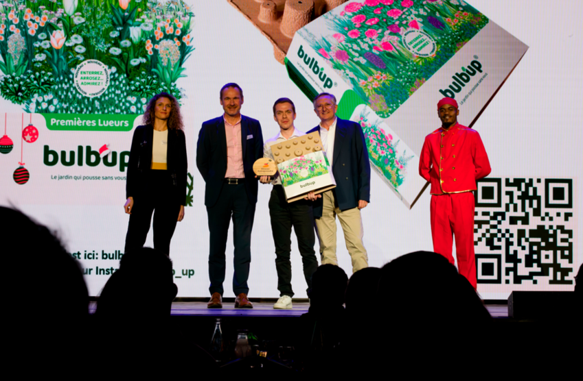 Remise du trophée au gagnant du Prix du Jury, Théo Masson. © Agnès des Ligneris