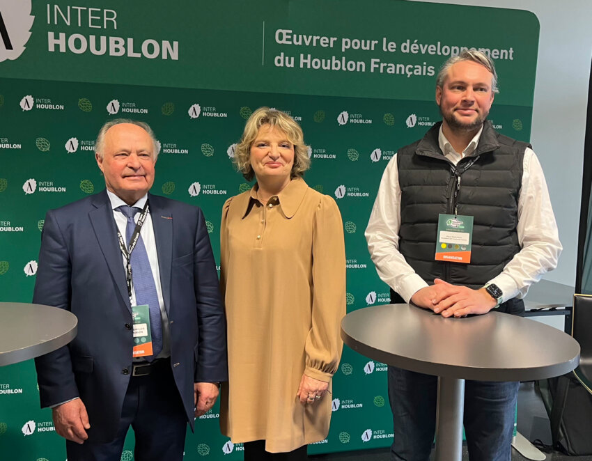Bernard Ingwiller, président de l’Interproduction Interhoublon, Marie-Sophie Lesne, vice-présidente de la région en charge de l’agriculture et  Pierre Marchica, directeur général de la Brasserie 3 Monts et président des Brasseurs Hauts-de-France.