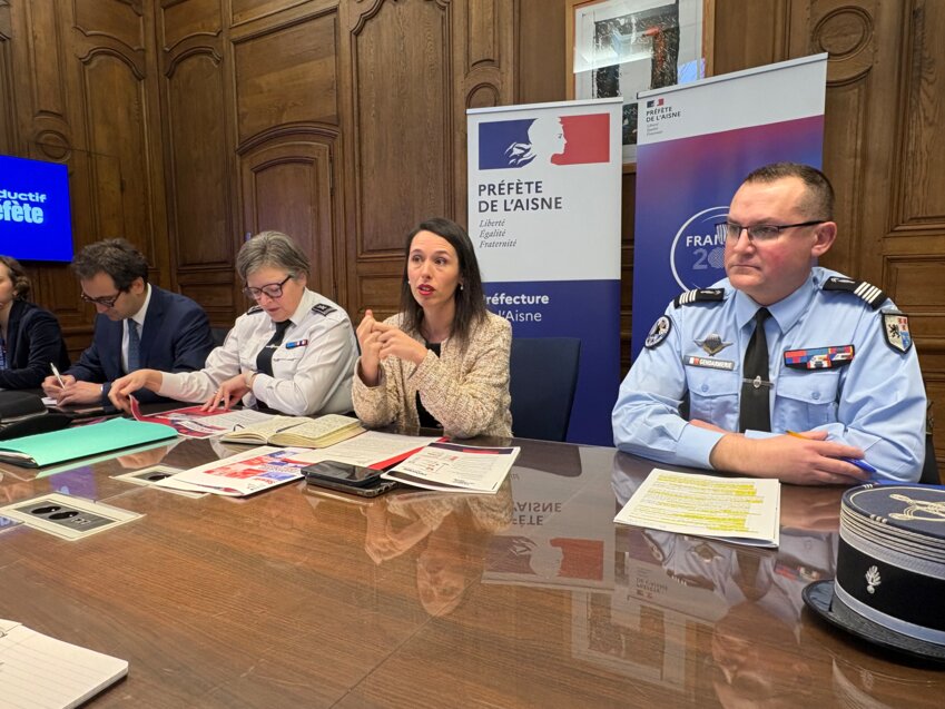 Fanny Anor, préfète de l'Aisne entourée par Stéphanie Bella, DDSP (Directrice départementale de la sécurité publique) et le colonel Stéphane Aurousseau, commandant du groupement de gendarmerie de l'Aisne.