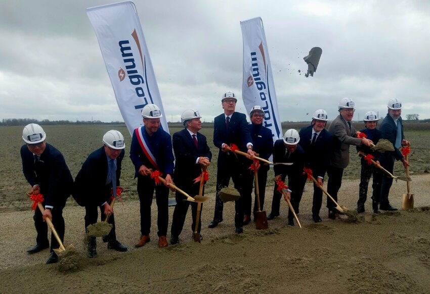 Roland Lescure, (au centre) envoie une pelleté de terre le 10 février 2026 lors de la cérémonie de pose de Première Pierre