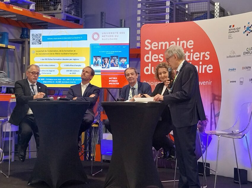 Bernard Fontana (au centre), président directeur-général d'EDF, a assisté à la présentation de la Semaine des métiers du nucléaire à Gravelines le 24 février.