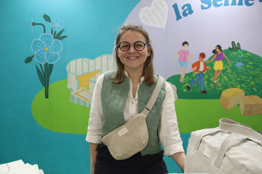 Ce 25 février à Paris, Pauline Beuzelin, gérante de MiJuin, présentait sa gamme 100% française de produits textile en lin au salon international de l'agriculture. © Aletheia Press / L.Brémont