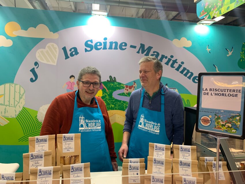 Paul Morin (à droite) fondateur de la biscuiterie et Joël Gordon qui l'épaule, lors du salon international de l'agriculture à Paris, ce 25 février dernier. © Aletheia Press / L. Brémont