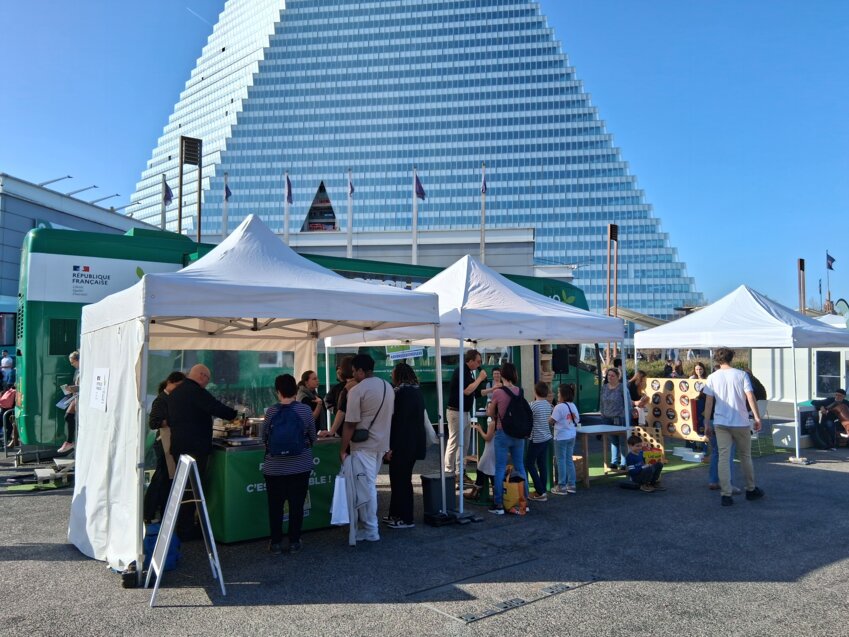 L’Agence Bio avait positionné son bus à l’extérieur du Salon de l’agriculture, devant lequel étaient réalisées des animations.