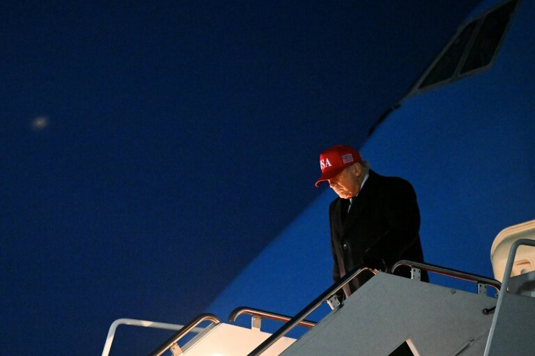 Le président américain Donald Trump arrive sur la base militaire Andrews le 1er mars 2026 © Mandel NGAN