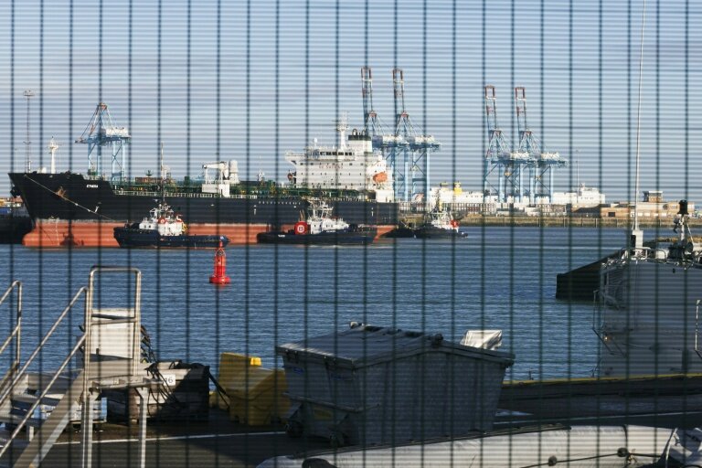 L'Ethera, un pétrolier de la "flotte fantôme"  russe, a été saisi par les forces spéciales belges, est escorté vers le port de Zeebruges, le 1er mars 2026 © NICOLAS MAETERLINCK