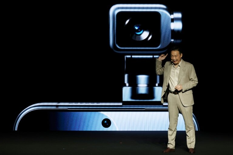 Le fabricant chinois de smartphones Honor a dévoilé dimanche à Barcelone son tout premier "téléphone-robot" boosté à l'intelligence artificielle © Lluis GENE