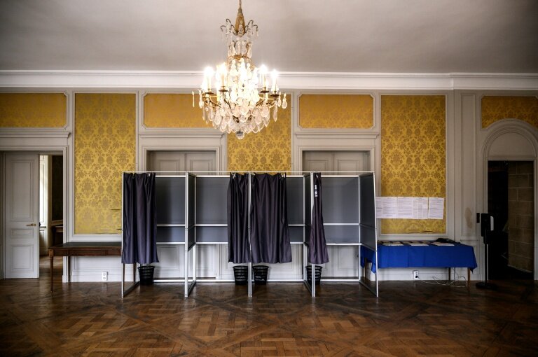 Des isoloirs aux Puy-en-Velay, en Haute-Loire, le 27 juin 2021 © JEFF PACHOUD