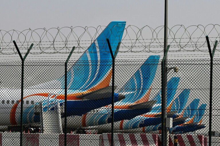 Des avions de la compagnie FlyDubai sont stationnés sur le tarmac de l'aéroport international de Dubaï, le 2 mars 2026 © Fadel SENNA