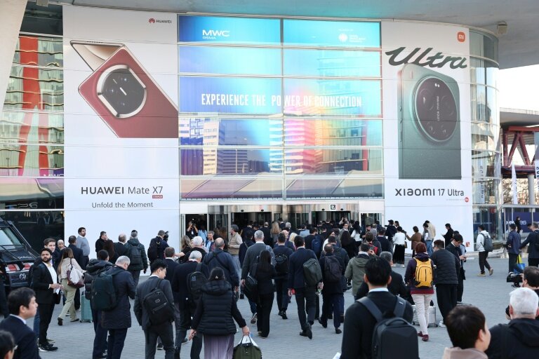 Des visiteurs au Mobile World Congress (MWC), à Barcelone le 2 mars 2026, en Espagne © Josep LAGO
