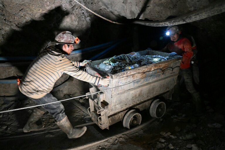 Des mineurs poussent un wagon chargé de minerais dans la mine du Cerro Rico, à Potosi, en Bolivie, le 19 février 2026 © Aizar RALDES