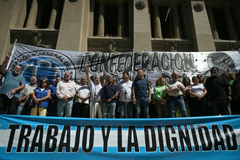 Des dirigeants de la Confédération générale du travail (CGT), des syndicats et des membres des tribunaux du travail lors d'un rassemblement devant le palais de justice de Buenos Aires pour soutenir une action en justice contre la réforme du travail du président argentin Javier Milei, le 2 mars 2026 © Juan Mabromata