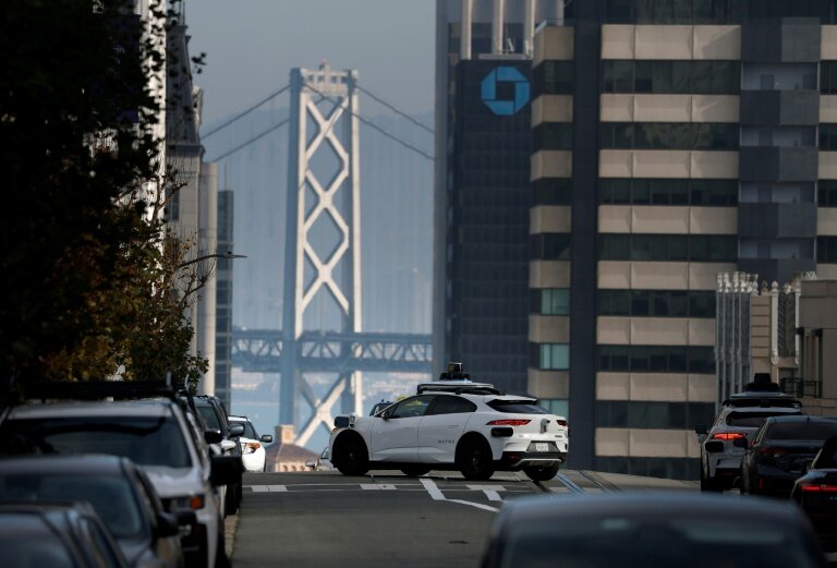 Un robotaxi Waymo dans les rues de San Francisco aux Etats-Unis le 8 décembre 2025 © JUSTIN SULLIVAN