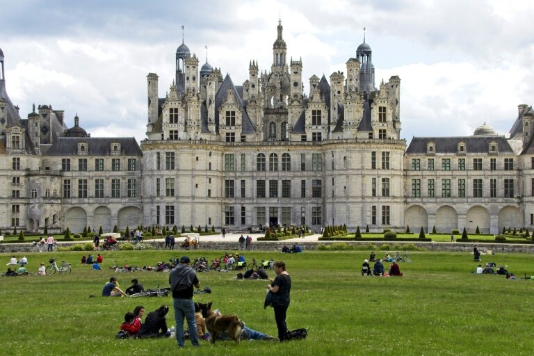 Des visiteurs profitent de la pelouse du château de Chambord le 23 mai 2021 © GUILLAUME SOUVANT